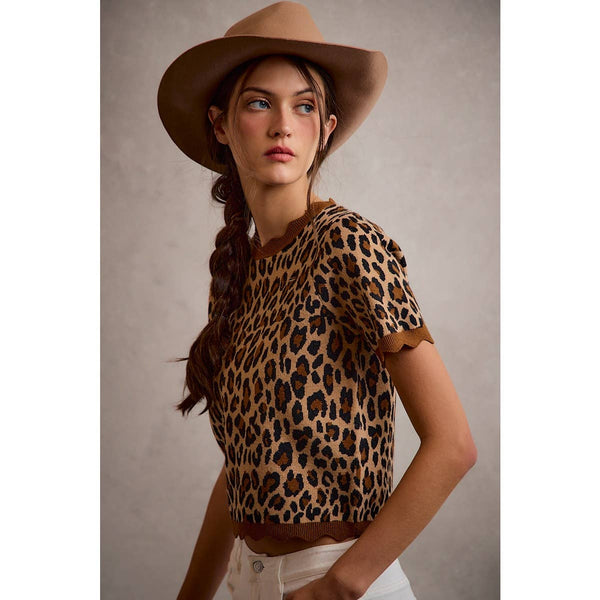 LEOPARD PRINT SHORT SLEEVES SCALLOP RIB KNIT: LEOPARD/BROWN