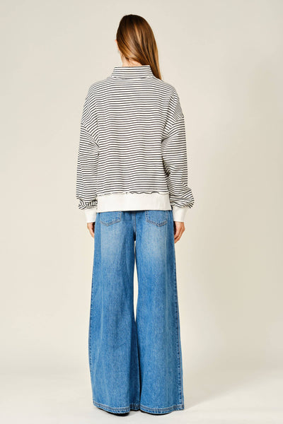 PULLOVER STRIPED EYELET DETAIL SWEATSHIRTS: OFF WHITE / BLACK