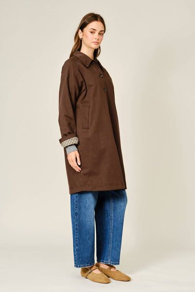 CHECKED INSIDE MIDI TRENCH COAT: BROWN