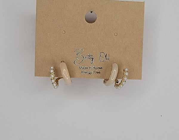 SMALL DOUBLE LAYRED HOOP EARRINGS.