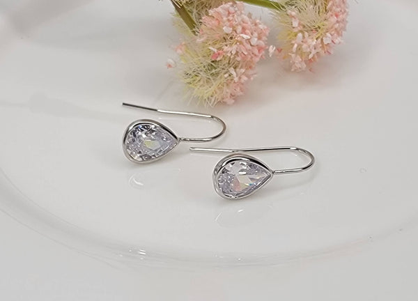 TEARDROP FISH HOOK EARRINGS.: GOLD