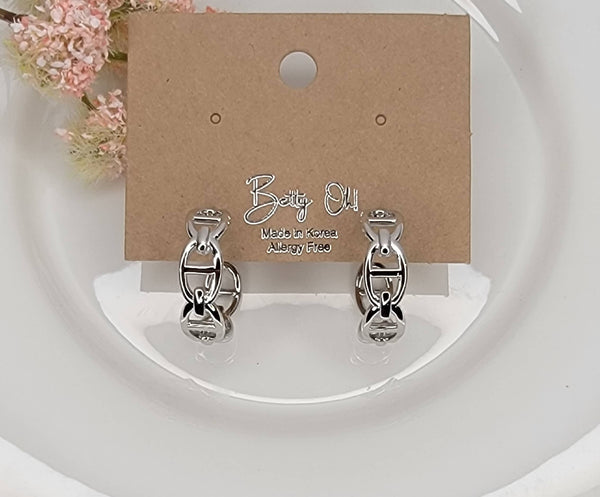 CHAIN STYLE HOOP EARRINGS.: Silver - Lulu Bella Boutique