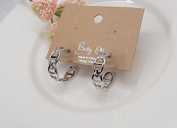 CHAIN STYLE HOOP EARRINGS.: Silver - Lulu Bella Boutique