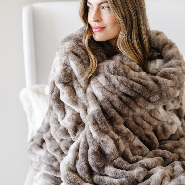 DOUBLE RUCHED FAUX FUR XL THROW BLANKETS: Snow