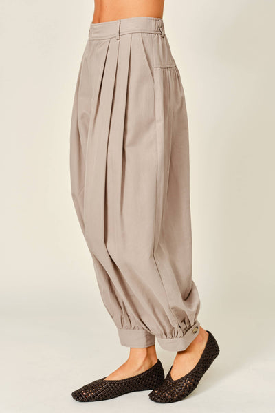 TENCEL SHIRRING BARREL BALLOON PANTS: LATTE