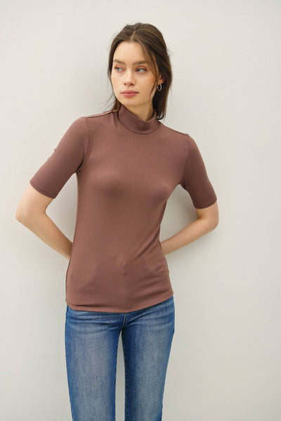 SHORT SLEEVE MOCKNECK KNIT TOP : Brown