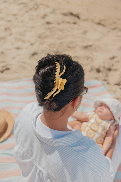 KAXI ORIGINAL WAVY HOLD EVERYTHING CLAW: HONEY BLONDE - Lulu Bella Boutique