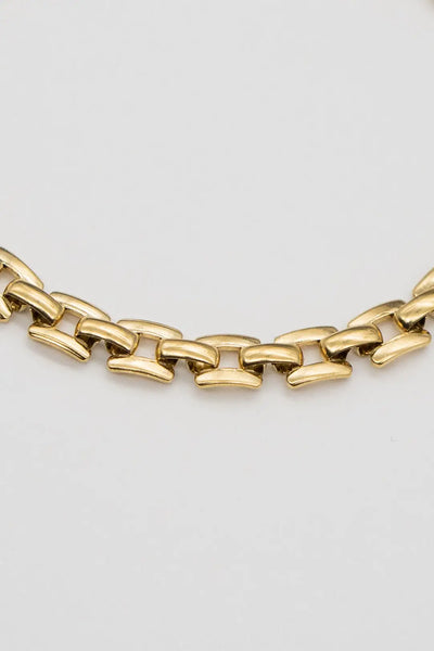 This beautiful squared chain gold necklace is made of beautiful, delicate chain links crafted from high quality materials, giving it a subtle yet elegant shine. The squared design of the chain adds a unique touch to the necklace, and its adjustable length makes it suitable for many different necklines. It's the perfect layering piece!